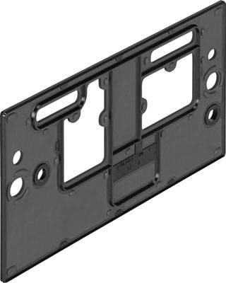 Plaque de montage murale avec ouvertures et trous de fixation, utilisée pour les raccordements électriques ou de télécommunication.