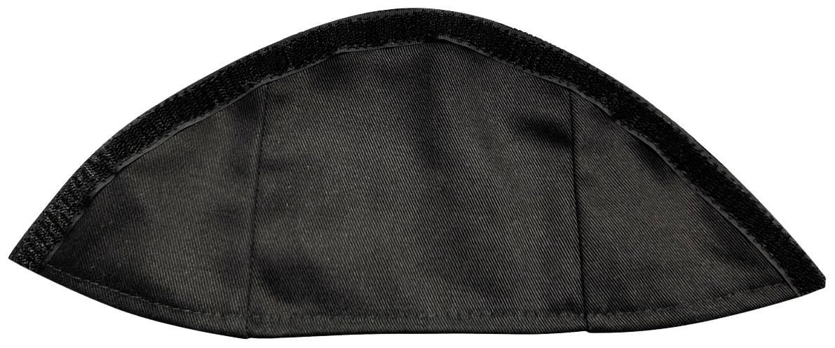 Un morceau de tissu noir en demi-cercle avec une couture et une fermeture à scratch, probablement un élément d'un sac ou d'un couvercle.