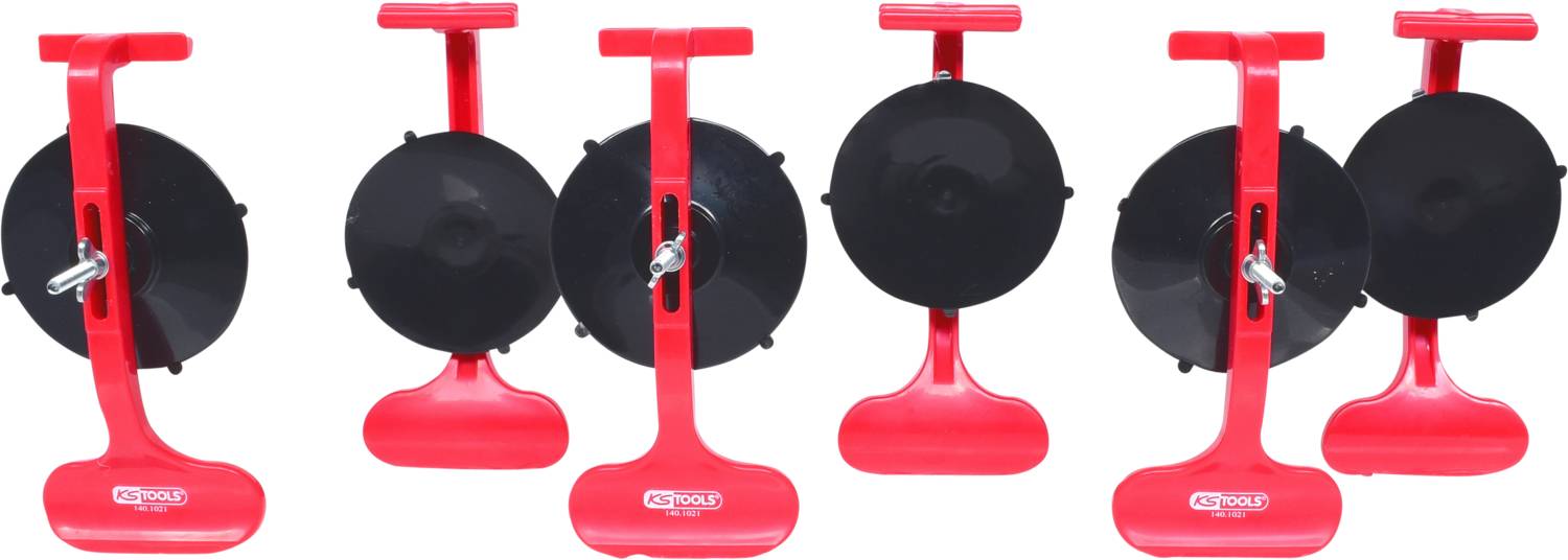 Six rouleaux rouges en plastique alignés, chacun monté avec une roue noire sur un socle rouge. Utilisés pour le transport.