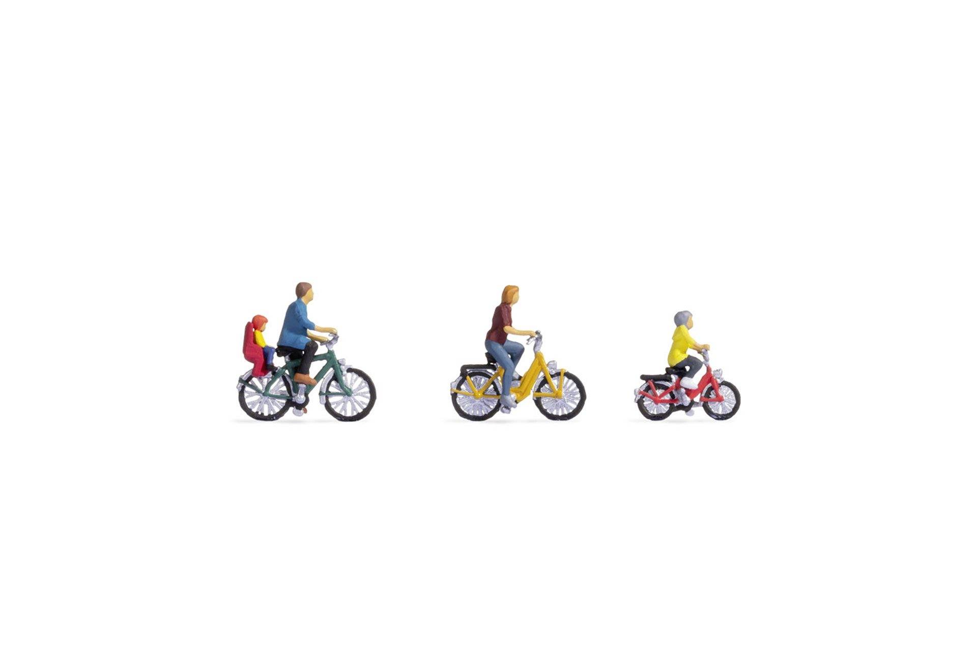 Trois personnes font du vélo en file : un adulte avec un enfant, un adulte seul et une personne âgée sur un petit vélo.