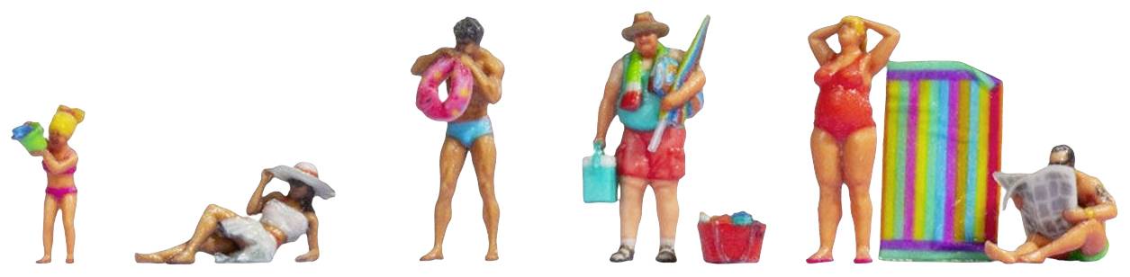 Modèles miniatures de six personnes en maillot de bain : Une femme tient un enfant, un homme porte un bouée de natation, d'autres avec des accessoires de plage.
