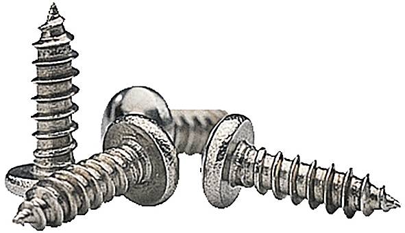 Trois vis métalliques argentées sont disposées côte à côte sur une surface. Elles sont orientées différemment et reflètent la lumière.