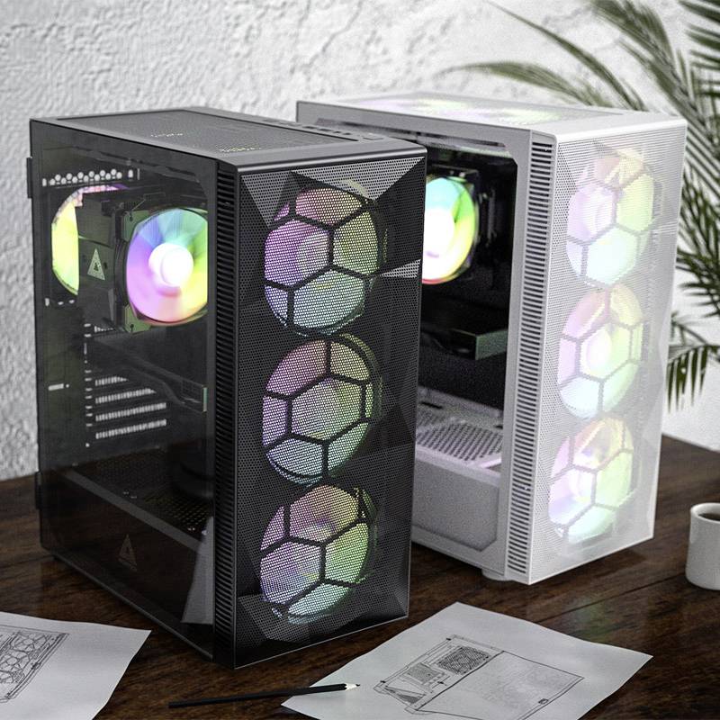 Deux boîtiers d'ordinateur de bureau avec des ventilateurs RGB lumineux sur une table en bois. Une plante en arrière-plan, des plans de construction à l'avant.
