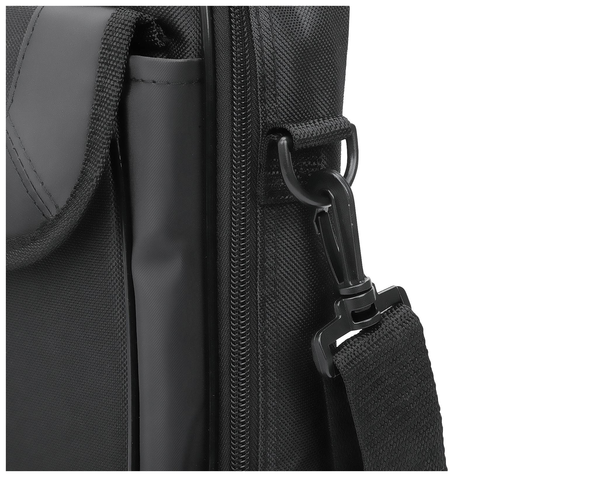 Gros plan d'un mousqueton noir fixant une sangle sur un sac. Des tissus beiges et noirs sont visibles.