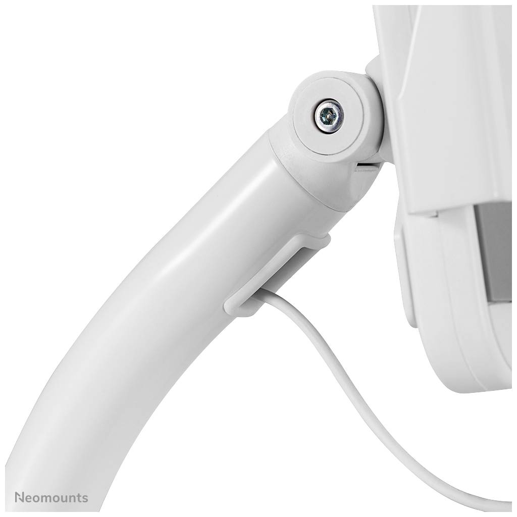 Un bras articulé blanc en plastique et en métal qui supporte un écran ; vue rapprochée latérale avec vis et câbles visibles.