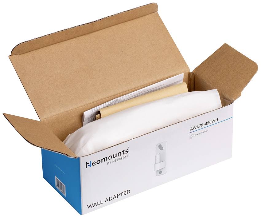 Un carton ouvert contenant un adaptateur mural blanc de Neomounts. Marquage 'AWL75-450WH'. L'adaptateur partiellement enveloppé dans du papier.