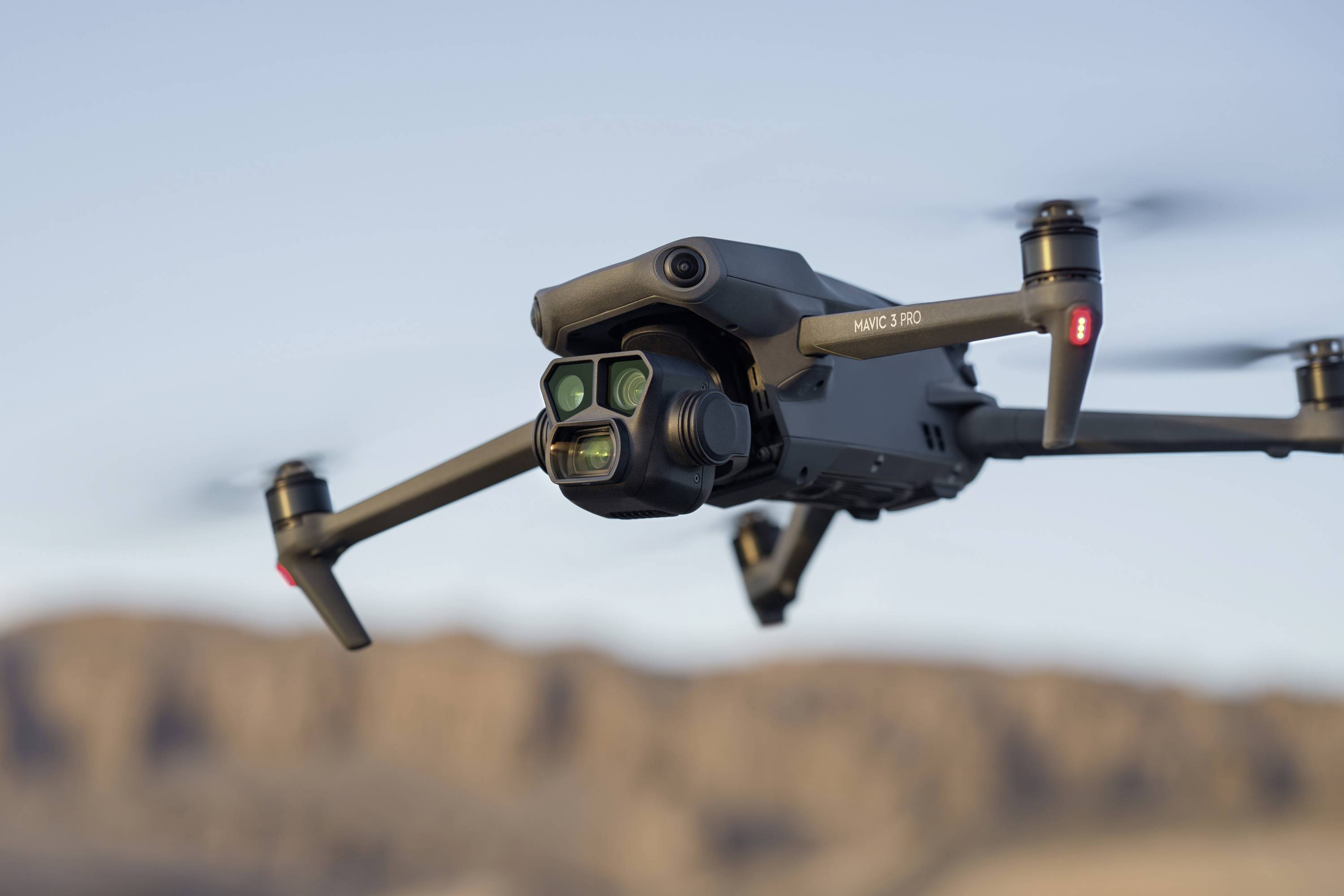 DJI Mavic 3 Pro Fly More Combo (DJI RC PRO) Drone quadricoptère 100% RtR prises de vue aériennes, professionnel gris