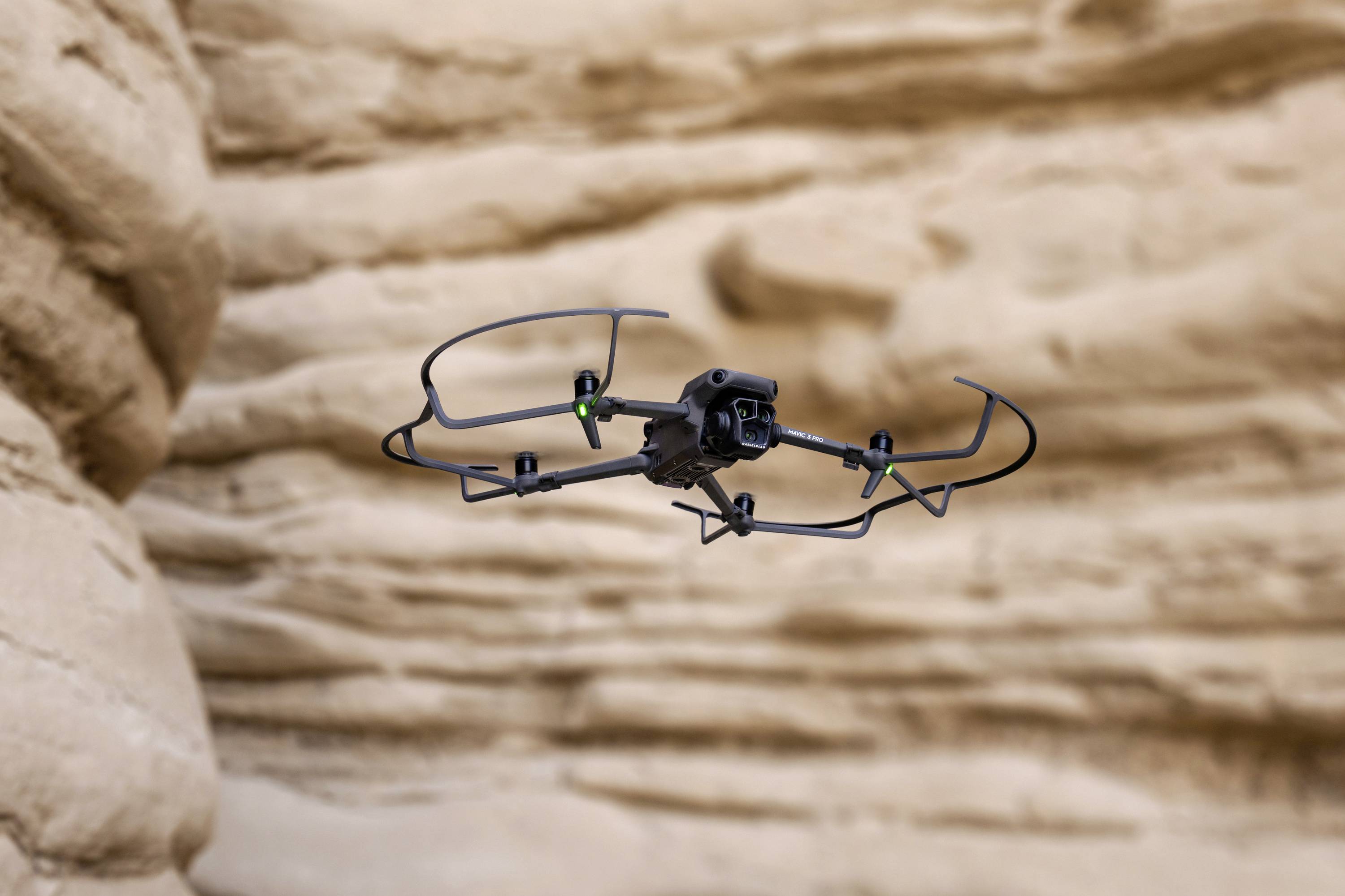 DJI Mavic 3 Pro Fly More Combo (DJI RC PRO) Drone quadricoptère 100% RtR prises de vue aériennes, professionnel gris