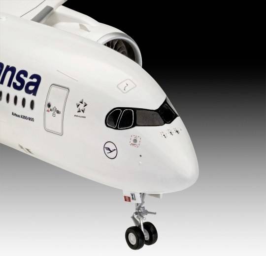 Gros plan de l'avant d'un avion avec le logo Lufthansa, train d'atterrissage sorti, sur fond noir. Mention 'Airbus A350-900'.
