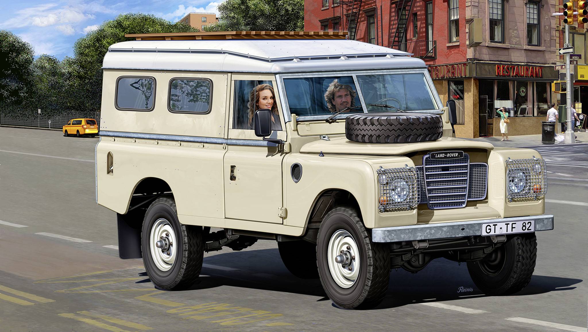 Un SUV beige roule sur une rue urbaine. Un homme et une femme sont assis dans le véhicule. Des bâtiments sont visibles en arrière-plan.