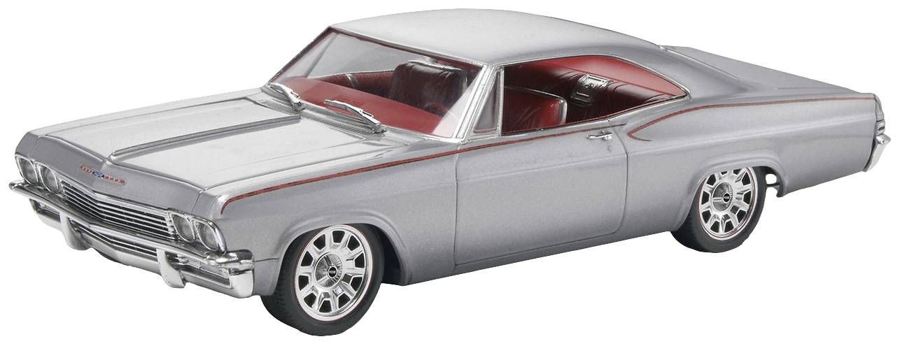 Coupé de collection argenté avec intérieur rouge, vu de profil. Un modèle de voiture classique aux jantes brillantes et au design élégant.