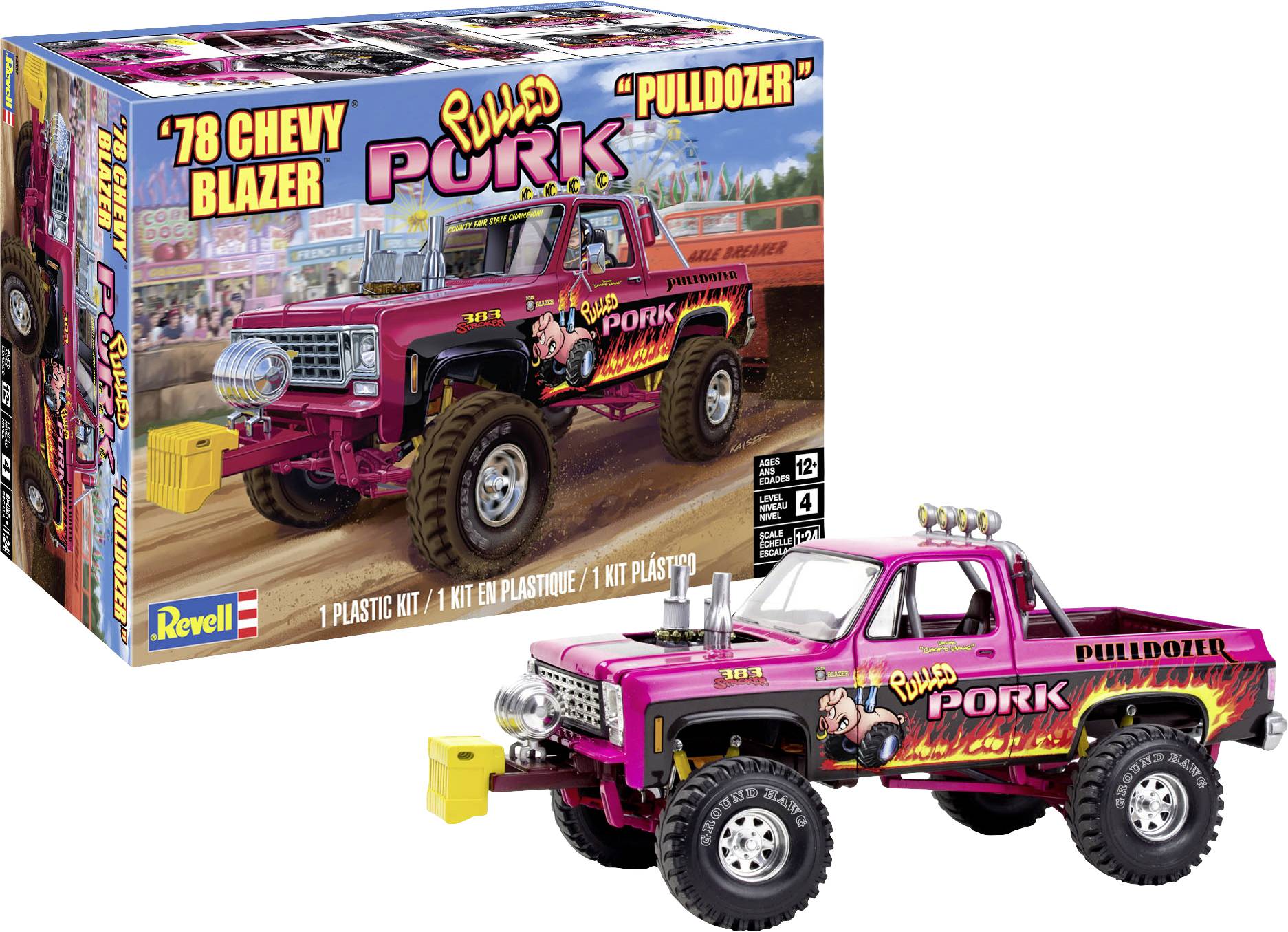 L'emballage présente un camion-modèle rose d'un Chevy Blazer '78 portant l'inscription 'Pulled Pork'. En arrière-plan, on peut voir un circuit de course.