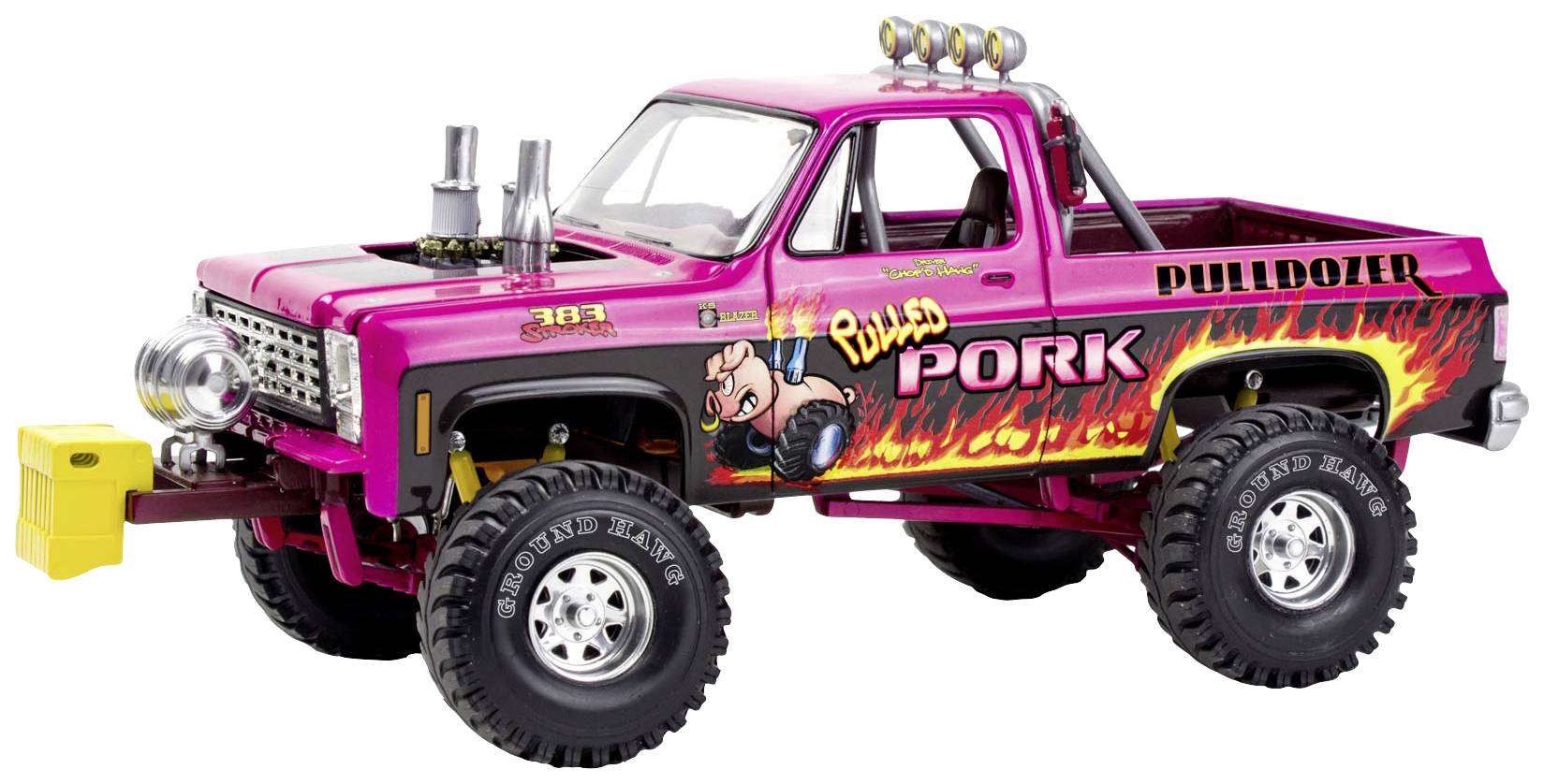 Un camion de jouet rose dans le style monster truck, avec un design de flammes et l'inscription 'Pulled Pork.'