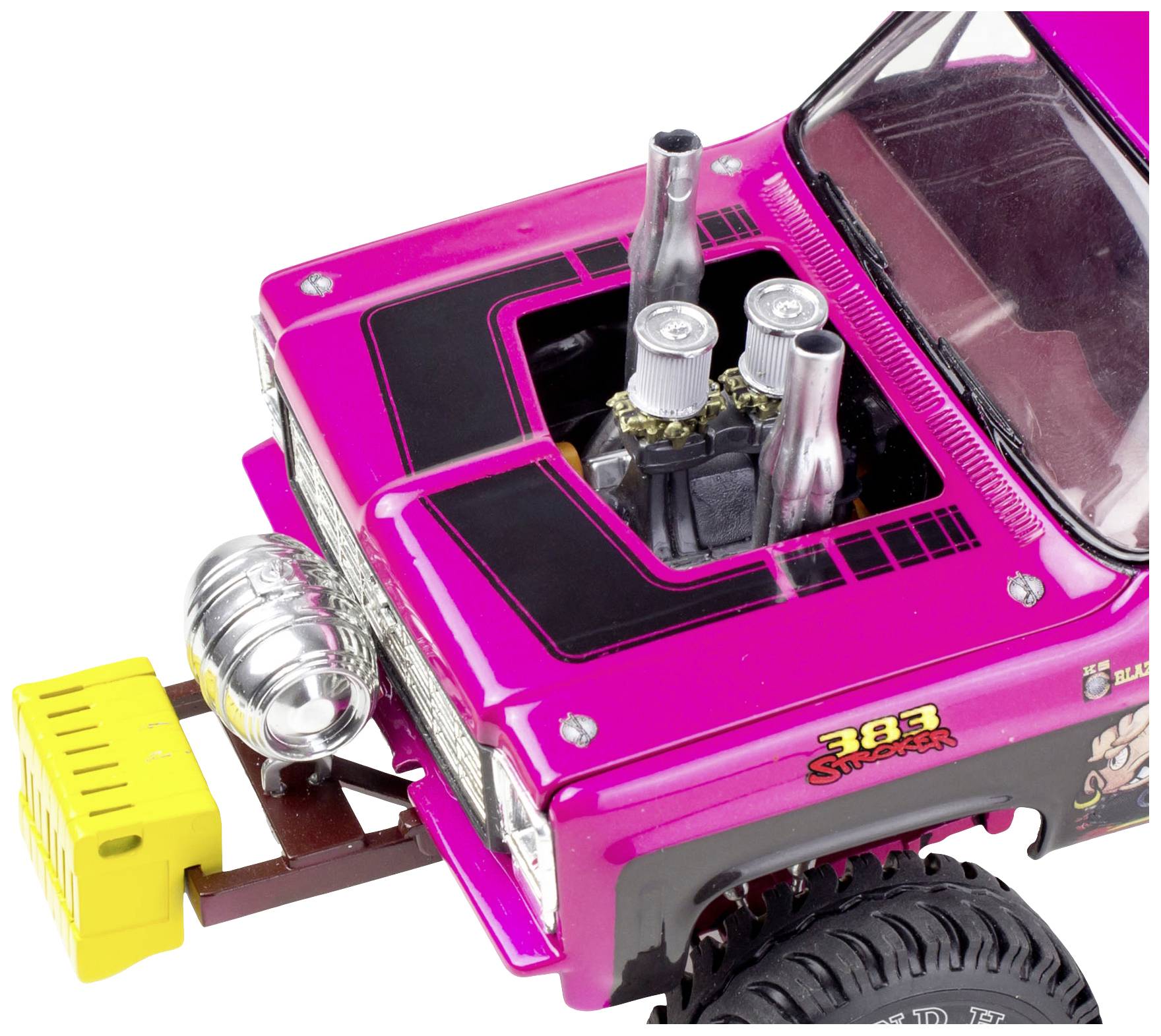 Une voiture miniature rose avec un moteur détaillé et un autocollant '383' sur le capot, présentant un design sportif et voyant.