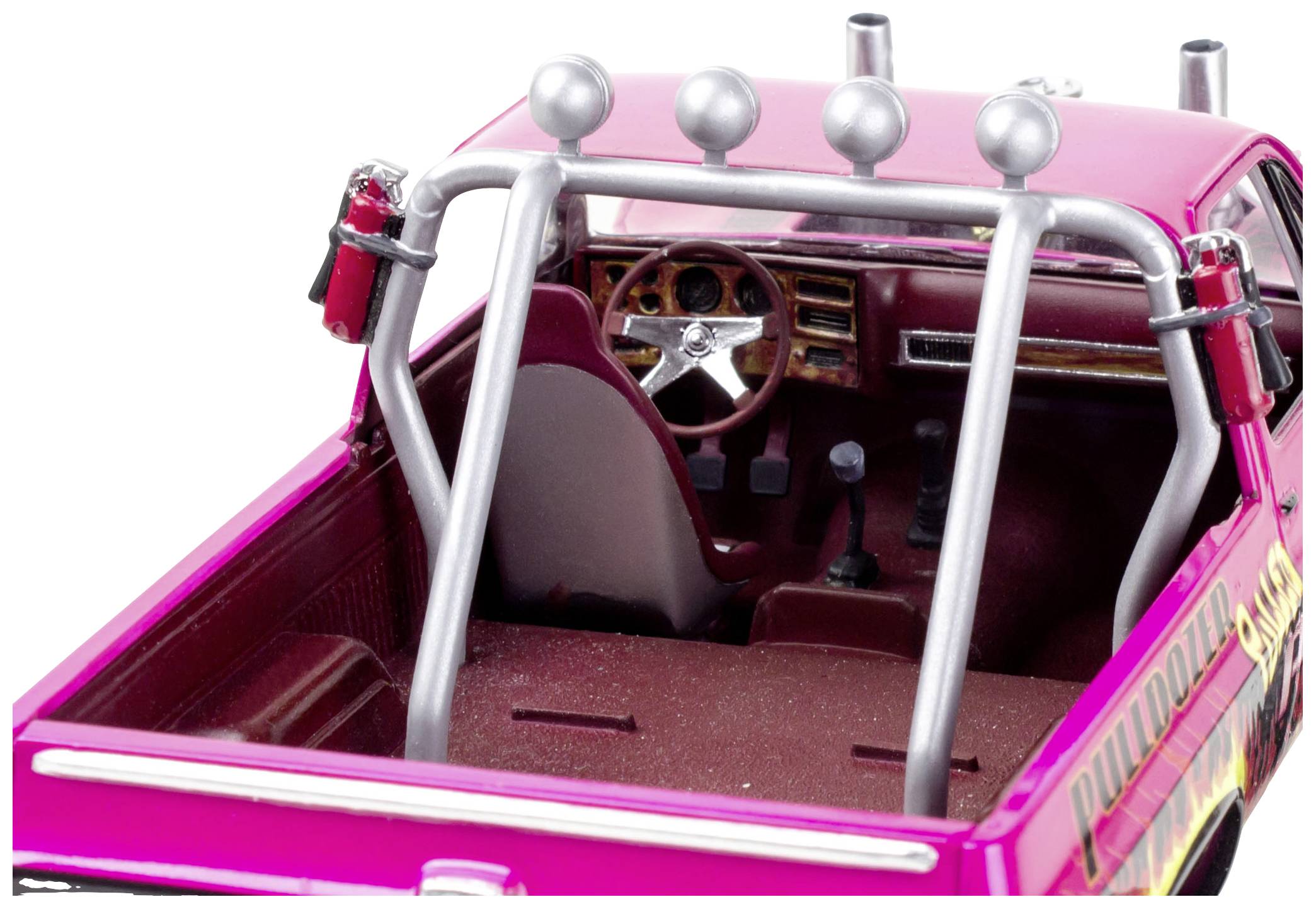 Véhicule miniature rose avec un intérieur détaillé, comprenant un volant en bois et des arceaux de sécurité argentés. La banquette arrière n'est pas visible.