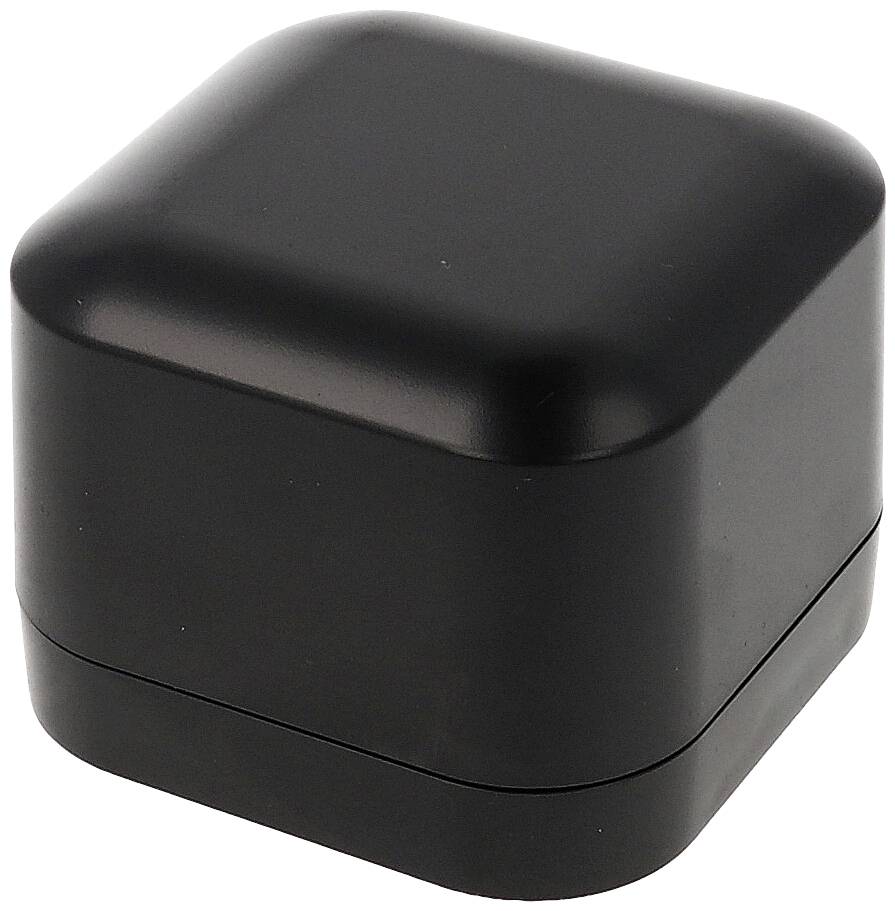Boîte noire carrée aux coins arrondis, fermée.