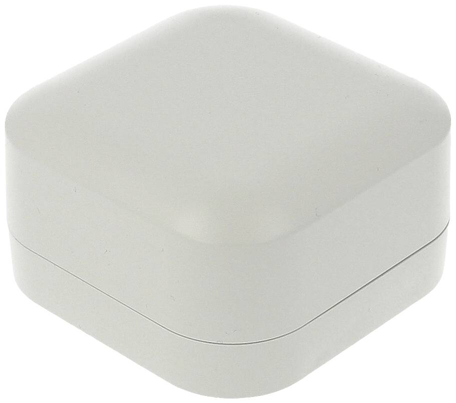 Un coffret à bijoux carré, blanc, aux coins arrondis, présenté fermé.