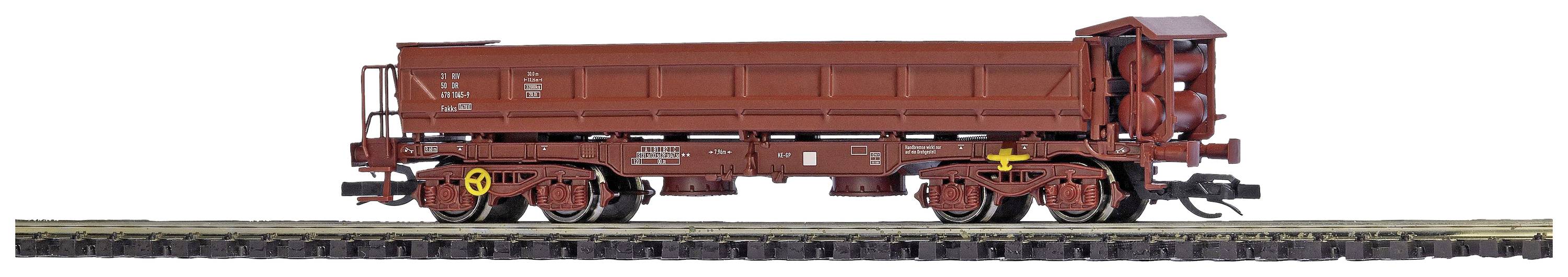 Un wagon de marchandises brun sur une voie ferrée, vue de côté. Le wagon porte des marquages jaunes et blancs et semble usé.