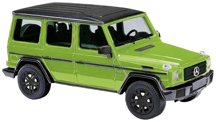 Une voiture miniature verte tout-terrain avec un toit noir et des jantes noires, vue de face légèrement de côté.