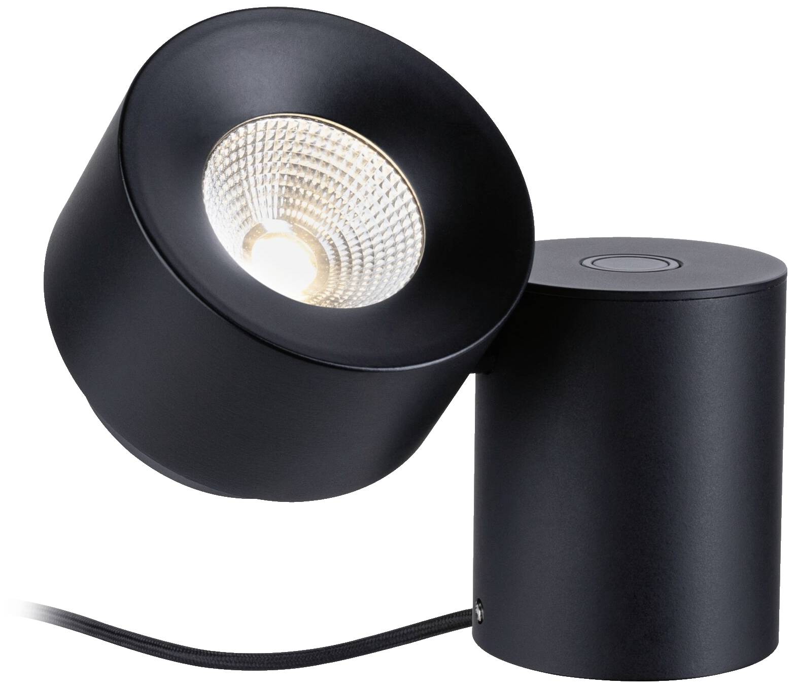 Une lampe de table moderne en noir avec une tête ronde inclinée sur le côté. Elle repose sur un socle cylindrique simple et possède un câble électrique.