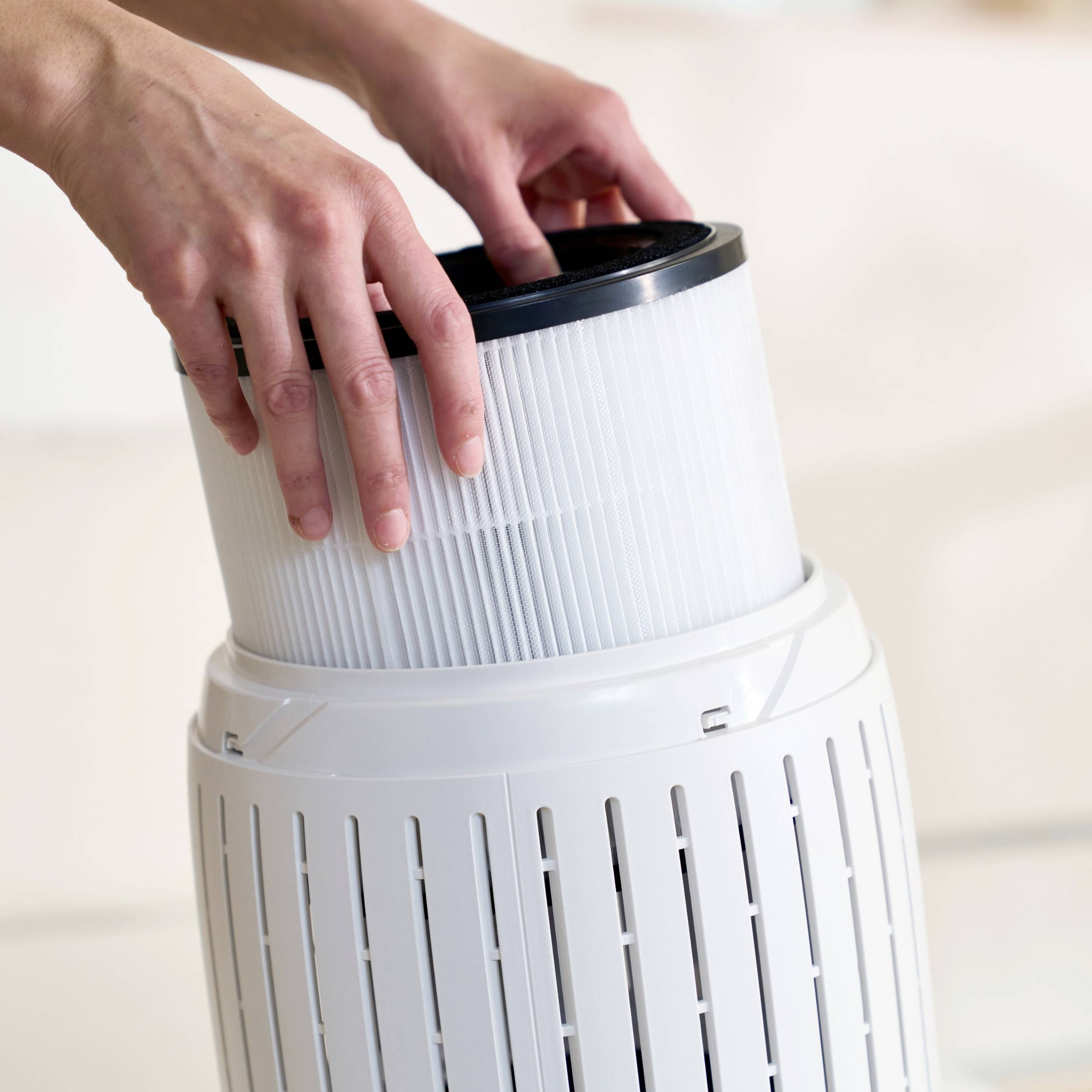 Purificateur d'air à trois filtres : le préfiltre élimine la poussière, le filtre HEPA supprime plus de 99,95% des particules, le filtre à charbon actif réduit les odeurs.