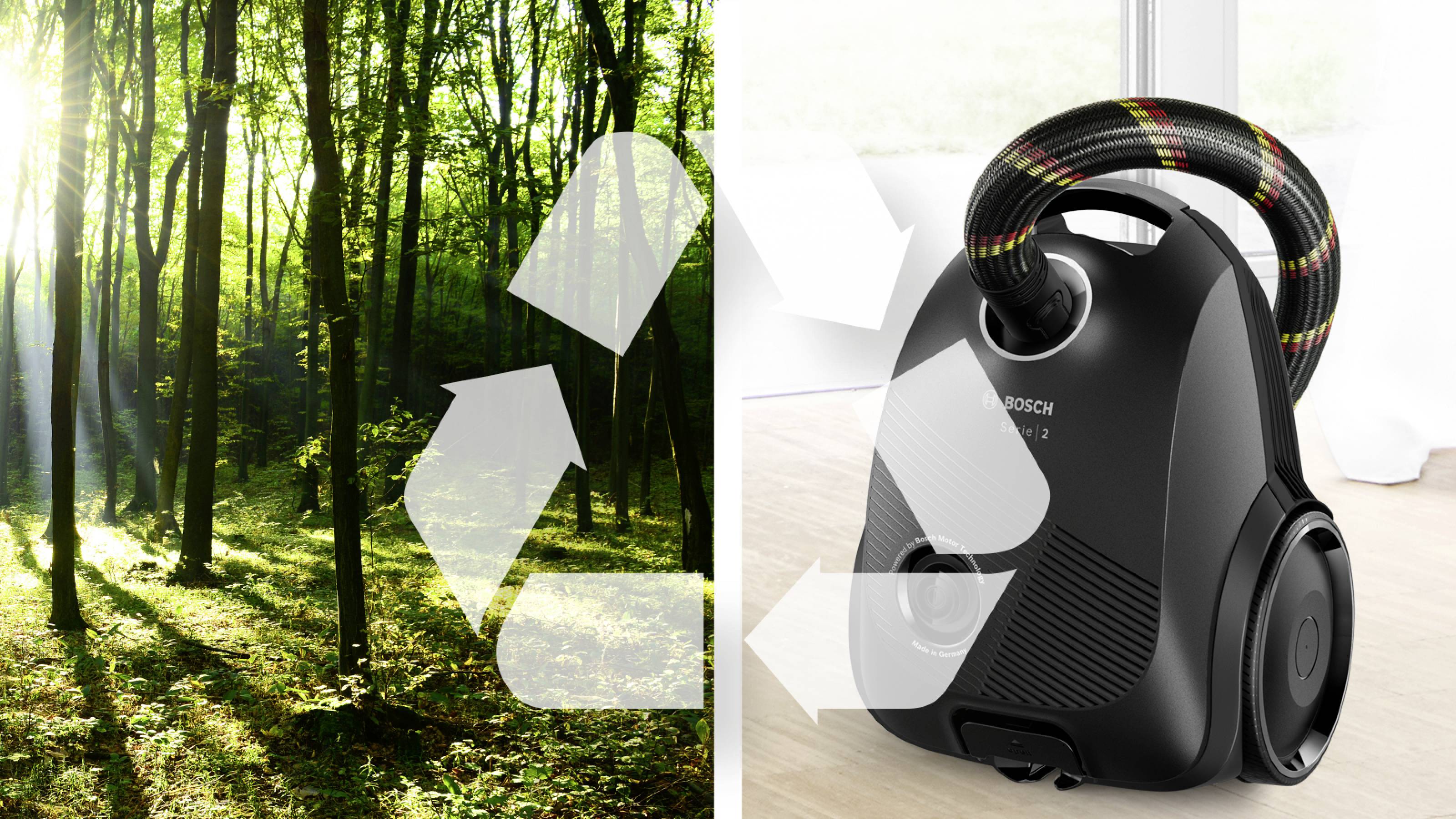 À gauche, une forêt ensoleillée avec des symboles de recyclage. À droite, un aspirateur symbolisant la durabilité.