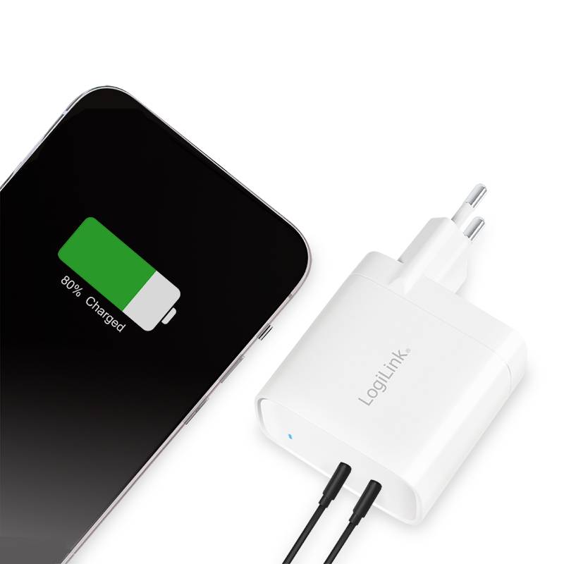 Un smartphone affiche un niveau de charge de 80 %, connecté à un chargeur USB blanc branché sur une prise électrique.