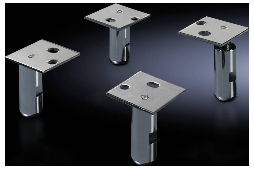 Quatre éléments de fixation métalliques avec des plaques rectangulaires et des bases cylindriques sur un fond sombre.