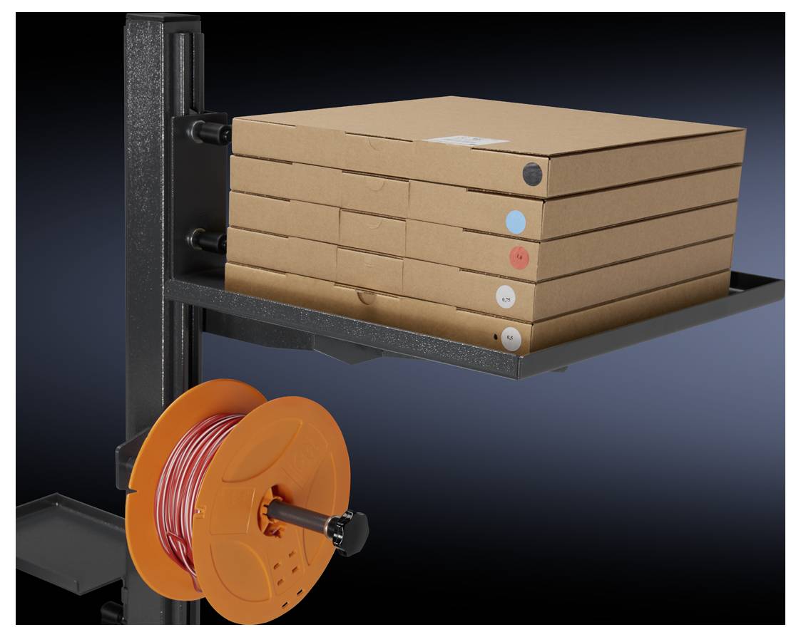 Cartons empilés sur une étagère avec des étiquettes codées par couleur. En dessous, un rouleau de câble orange sur un bras pivotant.