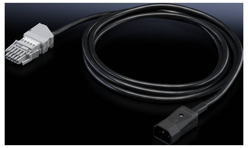 Un câble réseau noir avec une fiche rectangulaire à une extrémité et un connecteur gris à l'autre extrémité sur un fond noir.