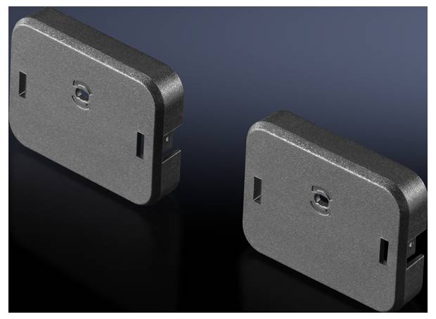 Deux caches en plastique noir sur un fond sombre, de forme rectangulaire avec des coins arrondis et des fentes latérales.