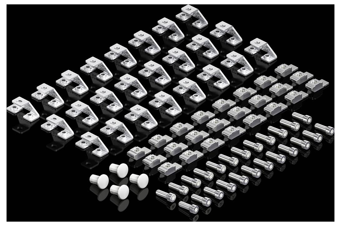 Un ensemble de pièces métalliques, composé de clips, de vis et d'entretoises en plastique, disposé sur une surface noire.