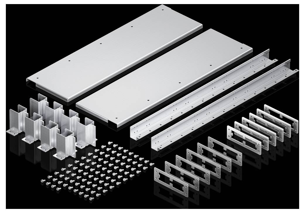 Kit de pièces métalliques sur fond noir : Deux grandes plaques, plusieurs rails, supports d'angle et vis sont visibles.