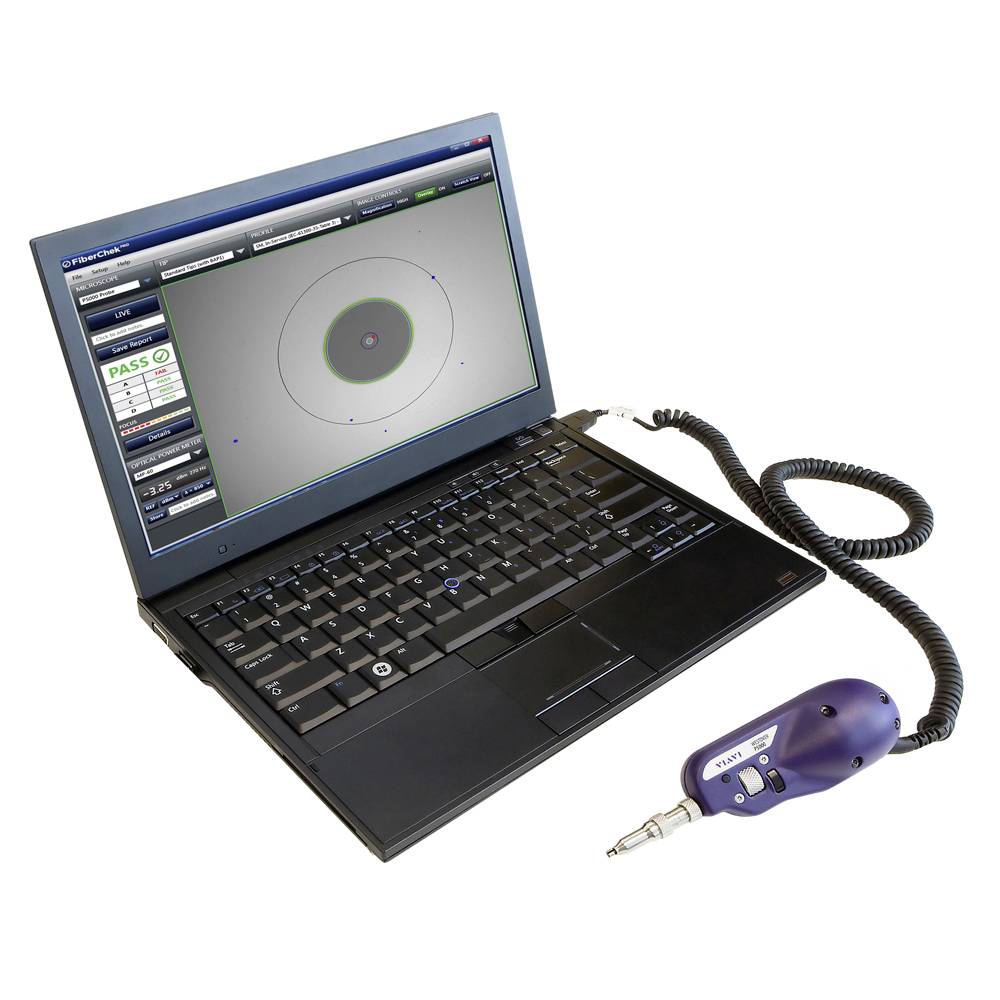 Un ordinateur portable avec un écran ouvert affiche un graphique circulaire et le mot 'PASS'. Un appareil connecté par un câble. Équipement possible pour un examen ou un test.