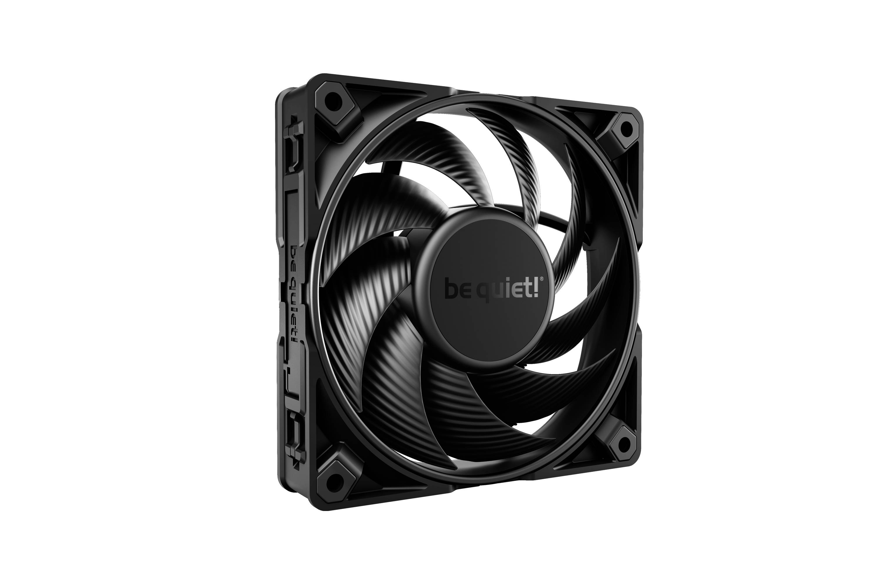 Ventilateur d'ordinateur noir avec l'inscription 'be quiet!' sur le moyeu, montrant le design et les pales du ventilateur.