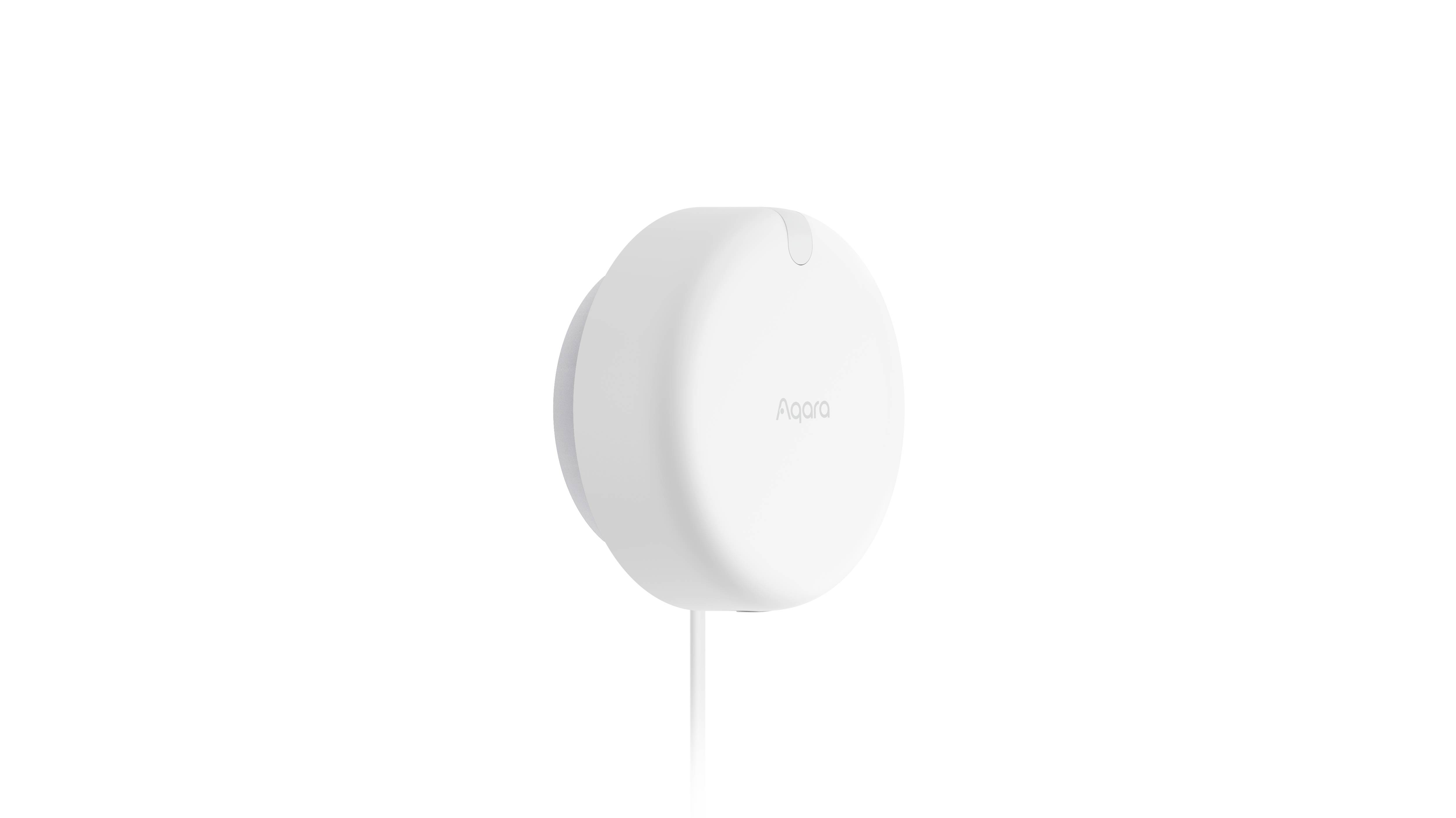 Un capteur domotique blanc et rond avec un câble, sur un fond blanc.