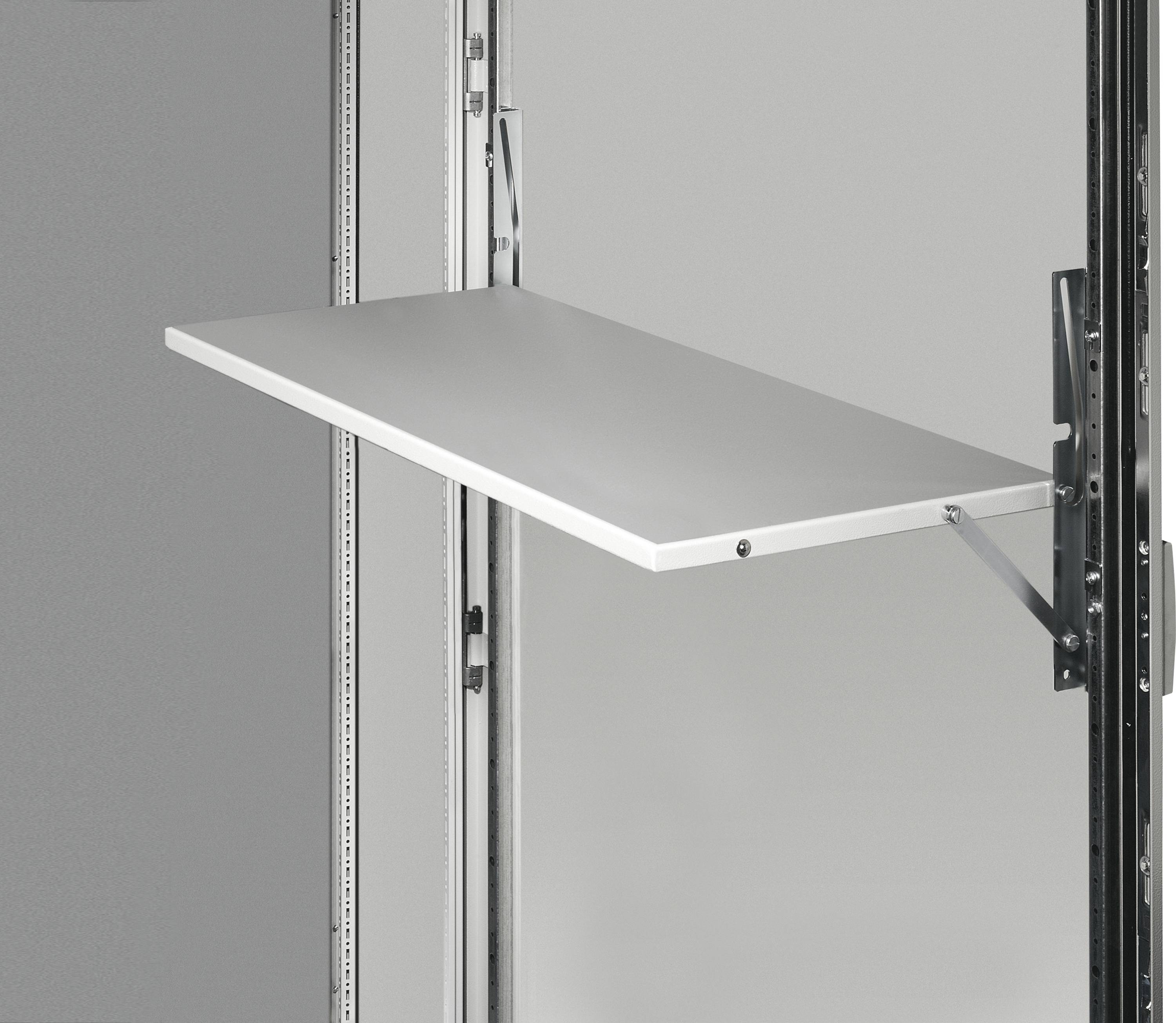 Un plateau pliant rectangulaire gris est monté sur une surface verticale et ouvert légèrement incliné vers le bas.