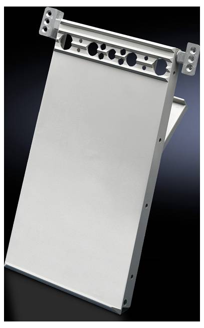 Pièce rectangulaire blanche en métal avec des motifs de trous et des supports latéraux, sur un fond noir. Probablement un composant technique.