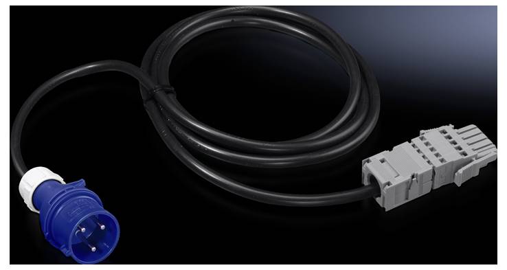Une fiche électrique bleue est connectée à un raccord gris par un long câble noir. Sur un fond sombre.