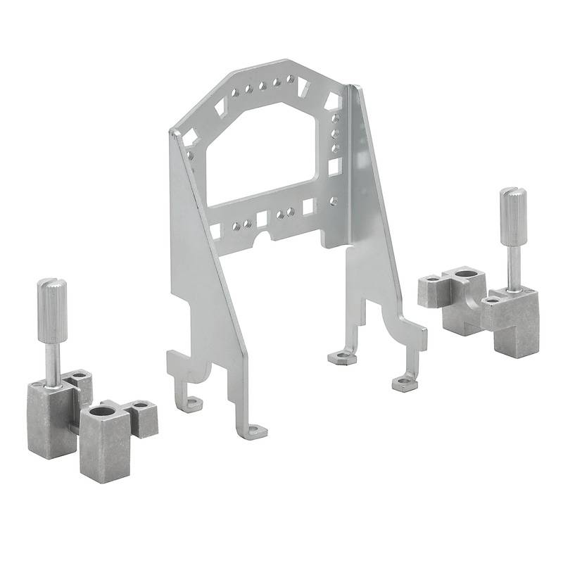 Un ensemble de supports en métal, composé d'une plaque principale avec deux bras de fixation et plusieurs petits éléments de fixation.