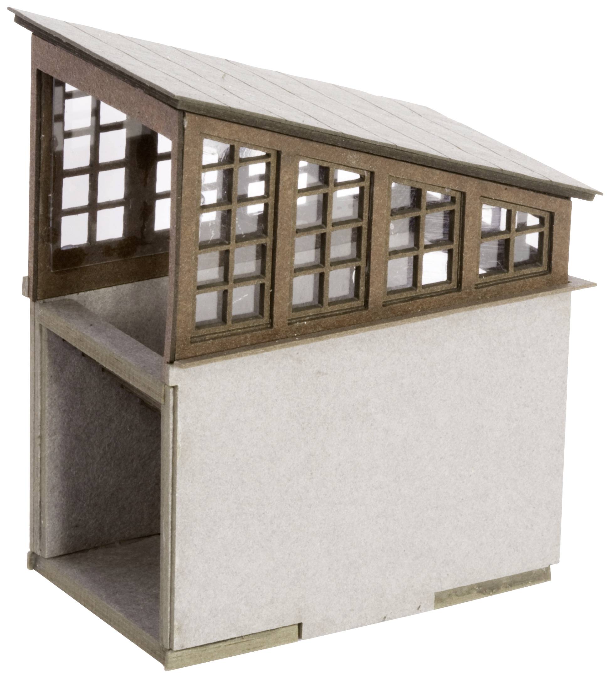 Un bâtiment modèle simple avec des fenêtres transparentes et un toit incliné, adapté aux trains miniatures ou aux dioramas.