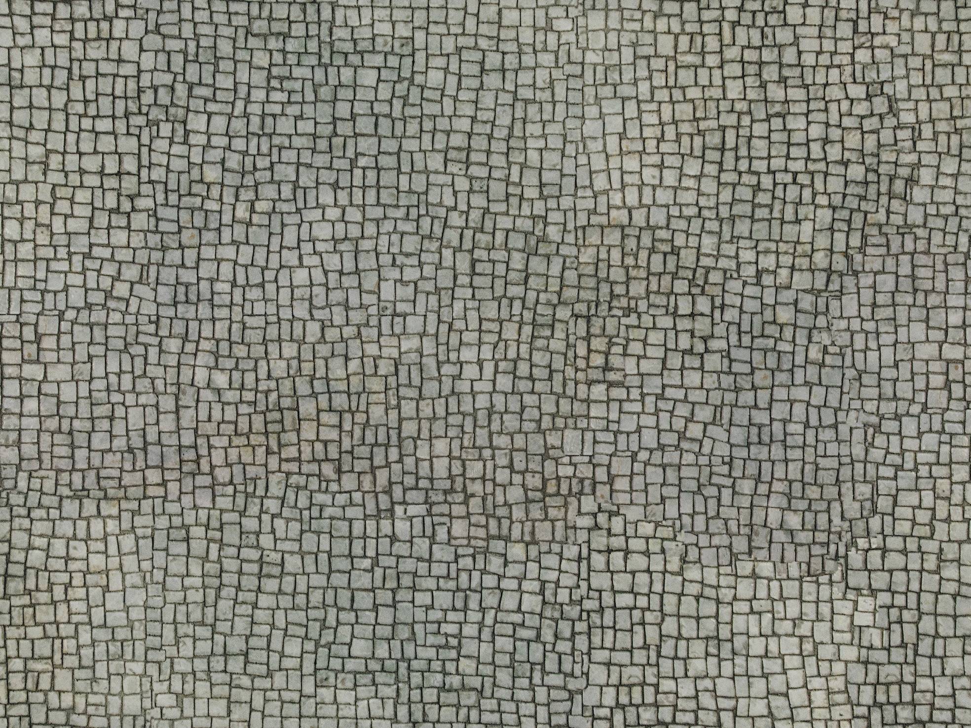 Une mosaïque composée de carreaux carrés irréguliers gris et beiges, formant un motif complexe et structuré.
