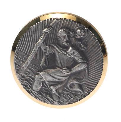 Un relief en argent représentant un homme portant un enfant sur ses épaules, entouré de vagues d'eau et encadré d'un cercle doré.