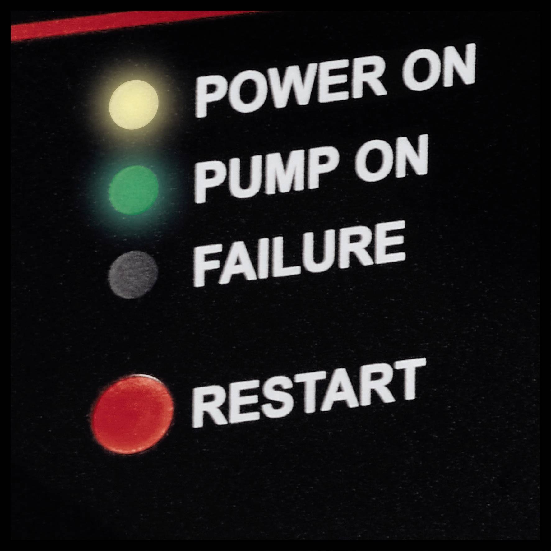 « POWER ON » et « PUMP ON » sont activés. « FAILURE » est éteint. « RESTART » s'allume en rouge.