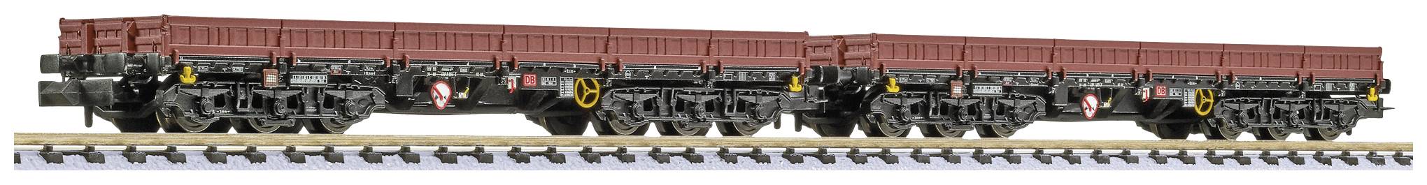 Deux wagons de marchandises rouge et noir d'un train miniature sont garés sur une voie, avec des gros plans détaillés sur les roues et les essieux.