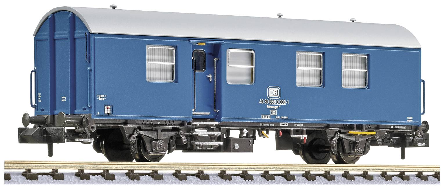 Wagon de marchandises bleu avec un toit argenté sur une voie ferrée. Le wagon a des fenêtres et une porte latérale, et appartient à une compagnie ferroviaire allemande.