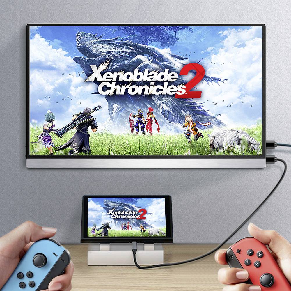 Une personne joue à un jeu vidéo intitulé 'Xenoblade Chronicles 2' sur un téléviseur et sur une console avec des manettes.
