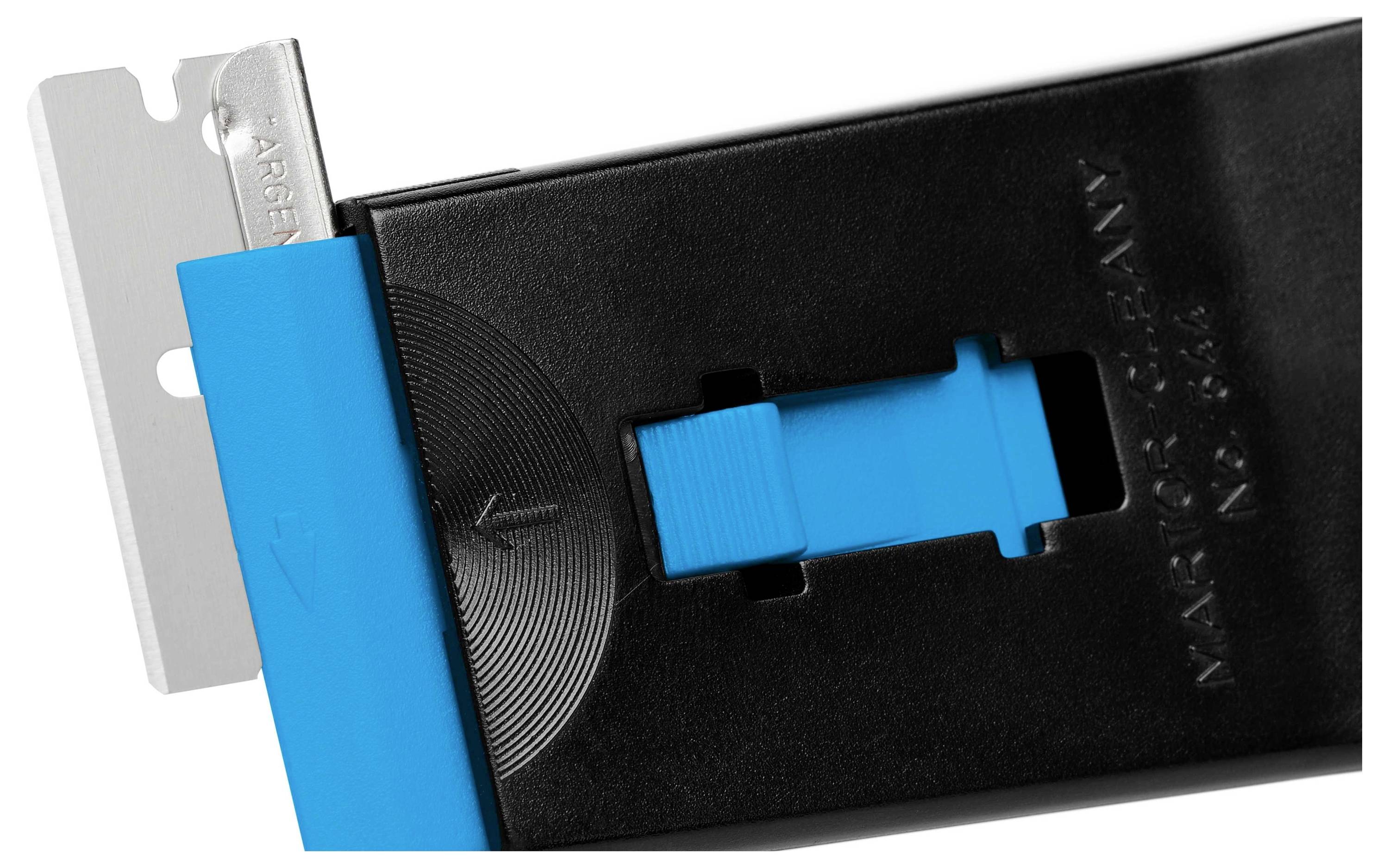 Un taille-crayon noir et bleu avec une tête de lame métallique saillante.