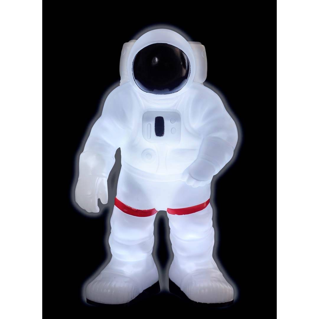 Un modèle d'astronaute lumineux portant une combinaison spatiale blanche et une ceinture rouge, se tenant devant un fond noir.