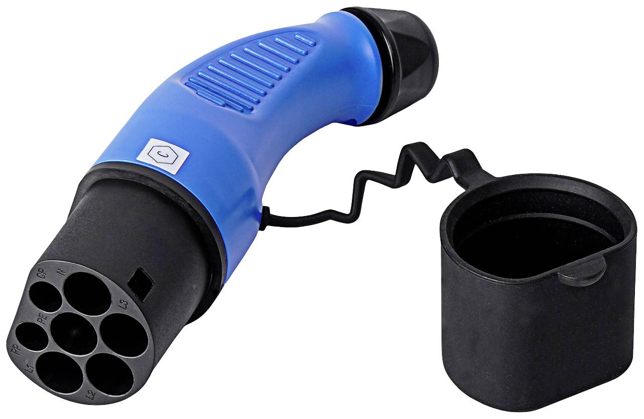Une prise bleue pour le chargement des véhicules électriques, de type 2, à sept broches et avec un capuchon de protection amovible, pour un chargement efficace.